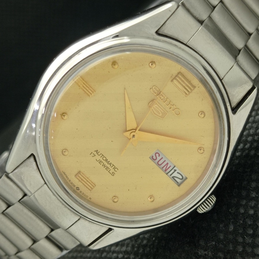 Vintage 1974 Seiko Automatic Mens Silver Watch WDaydate  Gold Accents